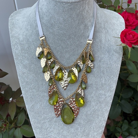 New✨ - Layered Green & Gold Statement Necklace - Picture 4 of 15